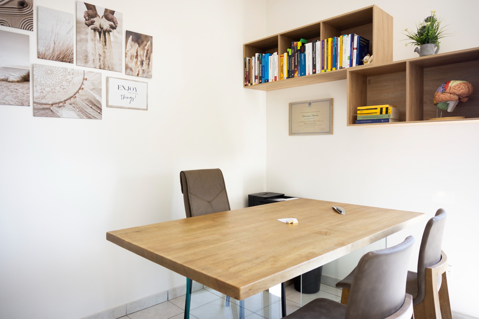 Studio professionale arredato per professionisti della salute ad Amelia